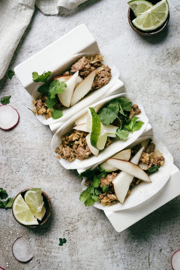 3 beef tacos with limes